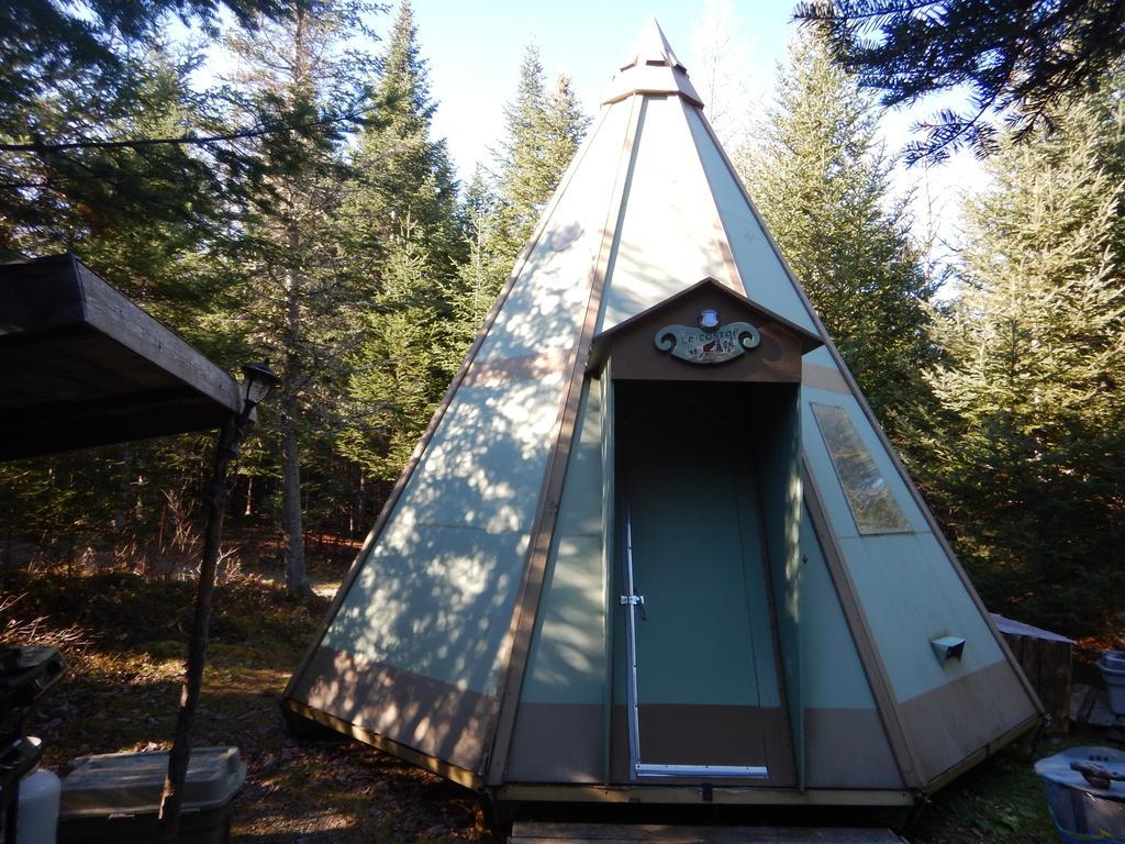 Aux Tipis De La Riviere Sauvage Villa Saint Romain Bagian luar foto