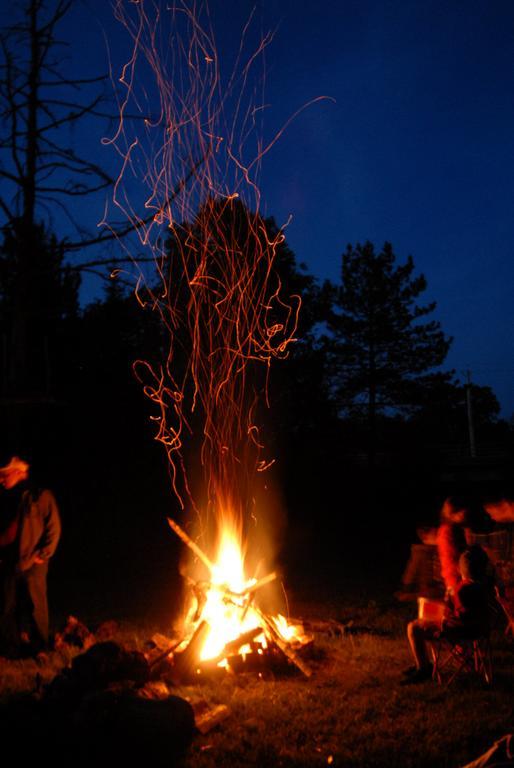 Aux Tipis De La Riviere Sauvage Villa Saint Romain Bagian luar foto